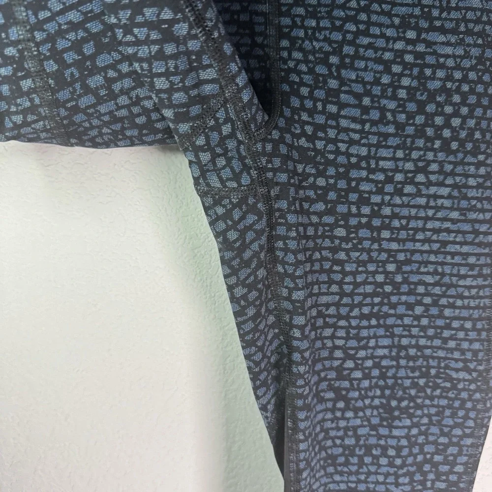 Lululemon | Leggings‎ Crop Black Blue Pattern Mesh Pocket | Women Size 6